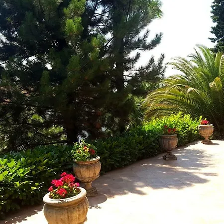 Josephine's Garden Apartment *